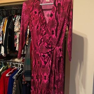 NWOT Anne Klein Wrap dress, fuchsia & blk size S